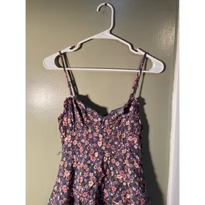 Altar'd State Women's Sz Small Romper Purple Ditsy Floral Sleeveless Ruffle Tier thumbnail 3