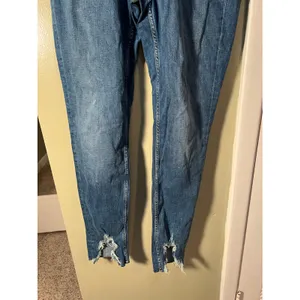 Divided H&M Women's Size 12 Skinny Jean Medium Wash Chewed Hem High Rise Stretch thumbnail 3