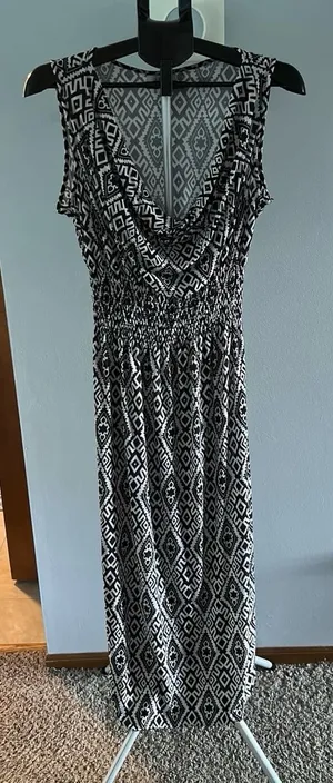 VLD‎ Women's Black And White Geometric Design sleeveless maxi dress size Large thumbnail 1