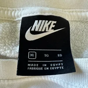 XL Nike Sportswear Lips Crewneck Sweatshirt Hearts Cropped White Womens thumbnail 4