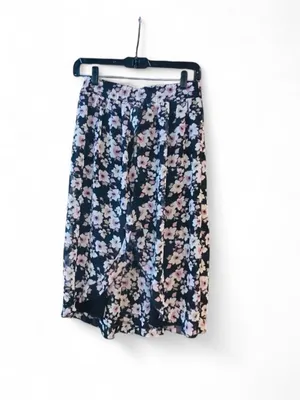Beautees Floral Split Front Skirt with Built In black Leggings Sz L thumbnail 3