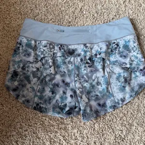 Lululemon Speed Up Low-Rise Short 2.5" in Kaleidofloral Multi / Blue Cast Sz 12 thumbnail 3