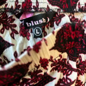 Hint of Blush Crop Top SZ LG Bare Shoulders 3/4 Bell Sleeve Black Red Boho Chic thumbnail 7