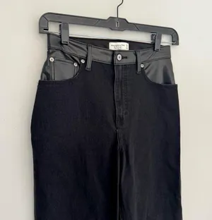 Abercrombie & Fitch Mixed Fabric Ultra High Rise Ankle Straight Jean thumbnail 4