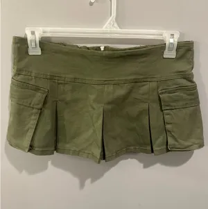 Almost Famous Army Green Low-Rise Pleated Mini Skort thumbnail 2