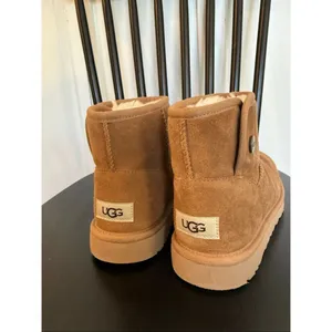 Ugg Jona Women’s snap closure short ankle boot size 6 thumbnail 9