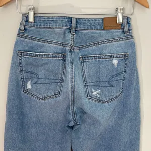 American Eagle Womens Mom Straight‎ Jeans Distressed Light Wash Blue Size 2 Reg thumbnail 5