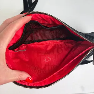 Lululemon Belt Bag Black Crossbody Fanny Pack Red Lining Adjustable Strap Preppy thumbnail 8