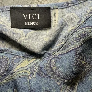 Vici Eminah Blue Paisley Front Tassel Tie Peasant Top Size Medium. thumbnail 4
