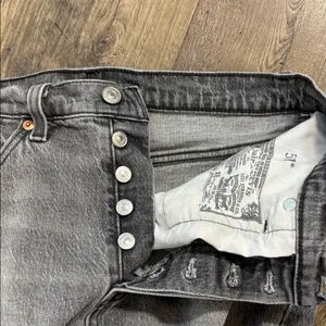 Levi's 501 Jeans Women 28x30 Grey Denim Original Fit Button Fly Stretch 5 Pocket thumbnail 9