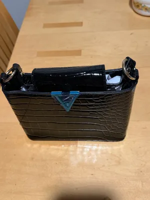 Stylish and elegant handbag in good condition. Perfect for everyday use, work, shopping, or going out. Spacious enough to carry your essentials and easy to match with different outfits. Please check the photos for the exact condition and details. thumbnail 5