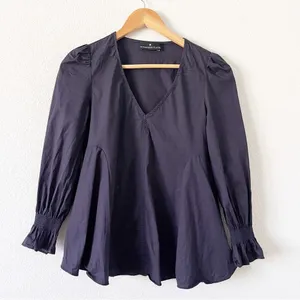 Tuckernuck Easton Poplin Ruffle Sleeve Blouse Navy V-Neck Cotton Top thumbnail 2