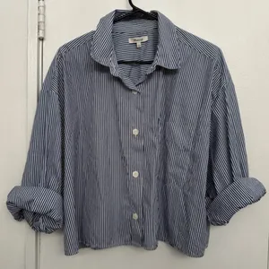 Madewell Straight-Hem Button Up Cropped Shirt in Blue / White Stripe Size Large thumbnail 5