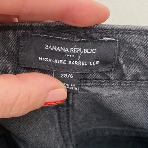 Banana Republic High Rise Barrel Leg Jeans Size 28R Washed Black Cropped Cotton thumbnail 6