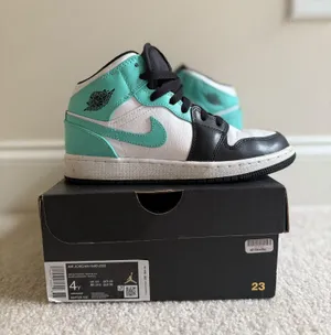 Air Jordan 1 Mid thumbnail 2