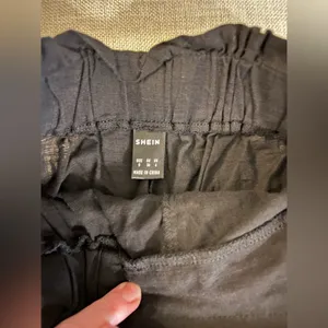 SHEIN BLACK SHORTS thumbnail 3