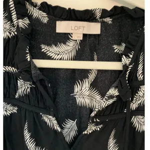 Loft‎ Women's black v neck blouse with feathers size large thumbnail 2