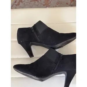 Katy Perry Bryann Black Faux Suede Elastic Strap Ankle‎ Booties Size 7.5M thumbnail 3