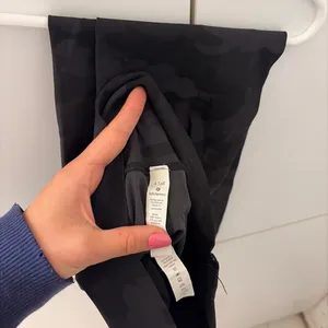 Black camo Lululemon leggings size 4 #activewear #athleisure thumbnail 2