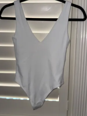 Aritzia Babaton Contour V-Neck Bodysuit White Size XS thumbnail 2