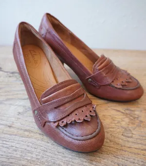 Clarks 6M Indigo Kiltie Penny Loafer Pumps Brown Excellent Leather Heels Retro thumbnail 1