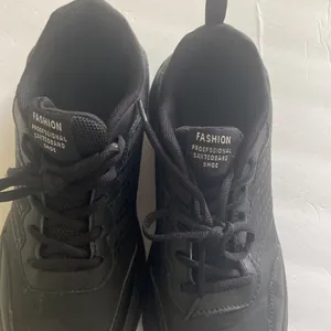 Black faux leather sneakers size: 8 thumbnail 3