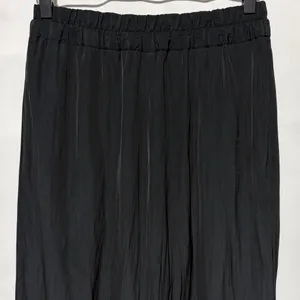 Aritzia Babaton Plisse Crinkled Satin Pull-On Pants Black Size Small thumbnail 4