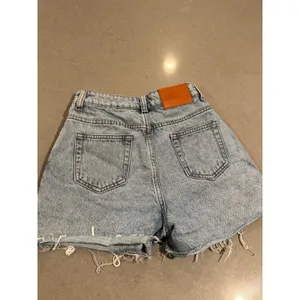 Princess Polly Light Wash Denim Distressed Frayed‎ Hem Shorts Women US Size 2 thumbnail 5