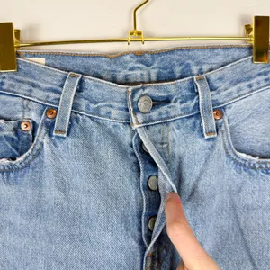 Levi’s Premium 501 Straight Leg Rigid Denim 100% Cotton Distressed Jeans Size 27 thumbnail 4