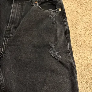 Abercrombie Curve Love 90s Straight Ultra High Rise 29/8 Ripped Black Jeans thumbnail 13
