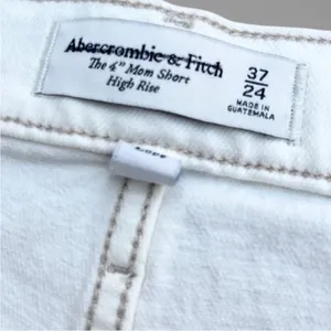 NWT Abercrombie & Fitch The 4" Mom Short High Rise Curve Love soft White Sz. 24 thumbnail 4