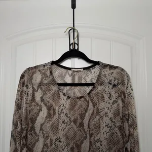 Realize 1X Animal Print Ruffle Cuff Sleeve Tunic Boho Chic Blouse Whimsigoth thumbnail 3