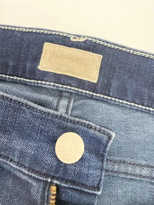 Mother Denim The Outsider Crop Flare Jeans: Two Strangers Ride On The Subway thumbnail 13