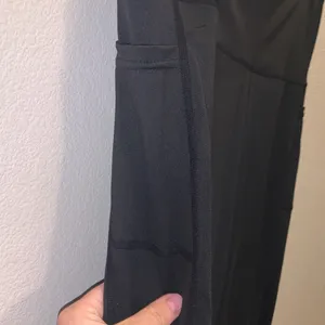 Woman’s 2XL Black High-Waisted Leggings Side Pockets thumbnail 4