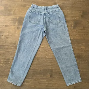 Vintage 90’s Hi-Waist Light Wash Mom Jeans thumbnail 6