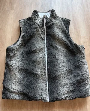 Reversible Faux Fur Puffer Vest Grey White Quilted Full Zip Sleeveless Jacket thumbnail 1