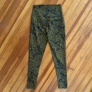 Beyond Yoga Spacedye Midi Leggings NWOT in Bronze Star Animal Print Size S thumbnail 2