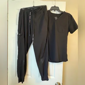 Med Couture Black Scrub Jogger Pants with V-Neck Top Set thumbnail 4