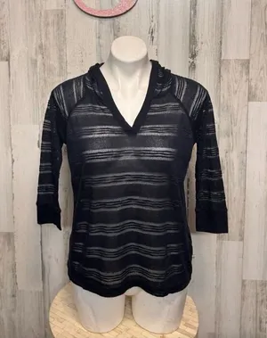 Hollister woman’s Lightweight hooded pullover with 3/4 sleeves size XSMALL thumbnail 1