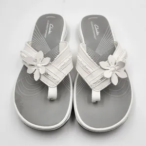 Clarks Sandals Womens 7 White Arla Glison Cloudsteppers Flower Thong Casual thumbnail 1