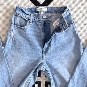 Abercrombie & Fitch Curve Love 90s Ultra High Rise Straight Ripped Jeans Size 25 thumbnail 8