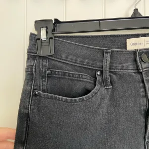 EUC | GAP women’s true‎ skinny black denim jeans — size 28 thumbnail 2