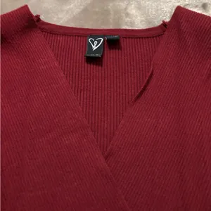 Windsor Sweater Women’s Size M Maroon/Burgundy V-Neck Ribbed Pullover Sweater thumbnail 5