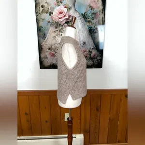 Universal Threads Super Cute Pointelle Sweater Vest! thumbnail 4