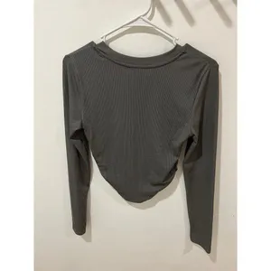 Cider NWT Women Medium Grey Long Sleeve Ruched Sided Crop Top Fall Streetwear thumbnail 3