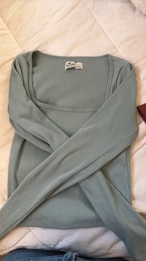 Hollister Ribbed Long Sleeve Crop Top thumbnail 2