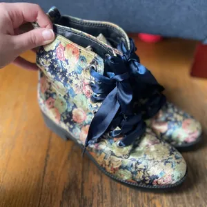 Dirty Laundry Suede Floral Valoor Combat Boots, size 7.5 thumbnail 3