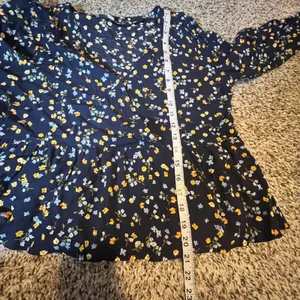 LOFT Navy Floral Print Peplum V Neck Blouse Women's‎ Size Small thumbnail 6