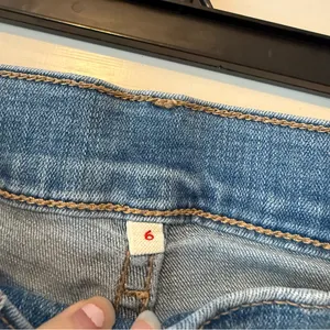 Levi’s Lightwash Bow Hem Jeans Size 6 or 28” thumbnail 3