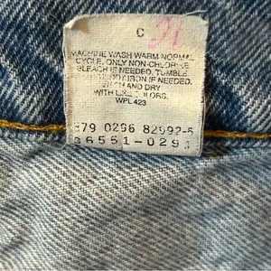 90’s Vintage Levi’s 551 Denim Shorts | Made in USA | Unisex -VTG Size-14/ (33”) thumbnail 11